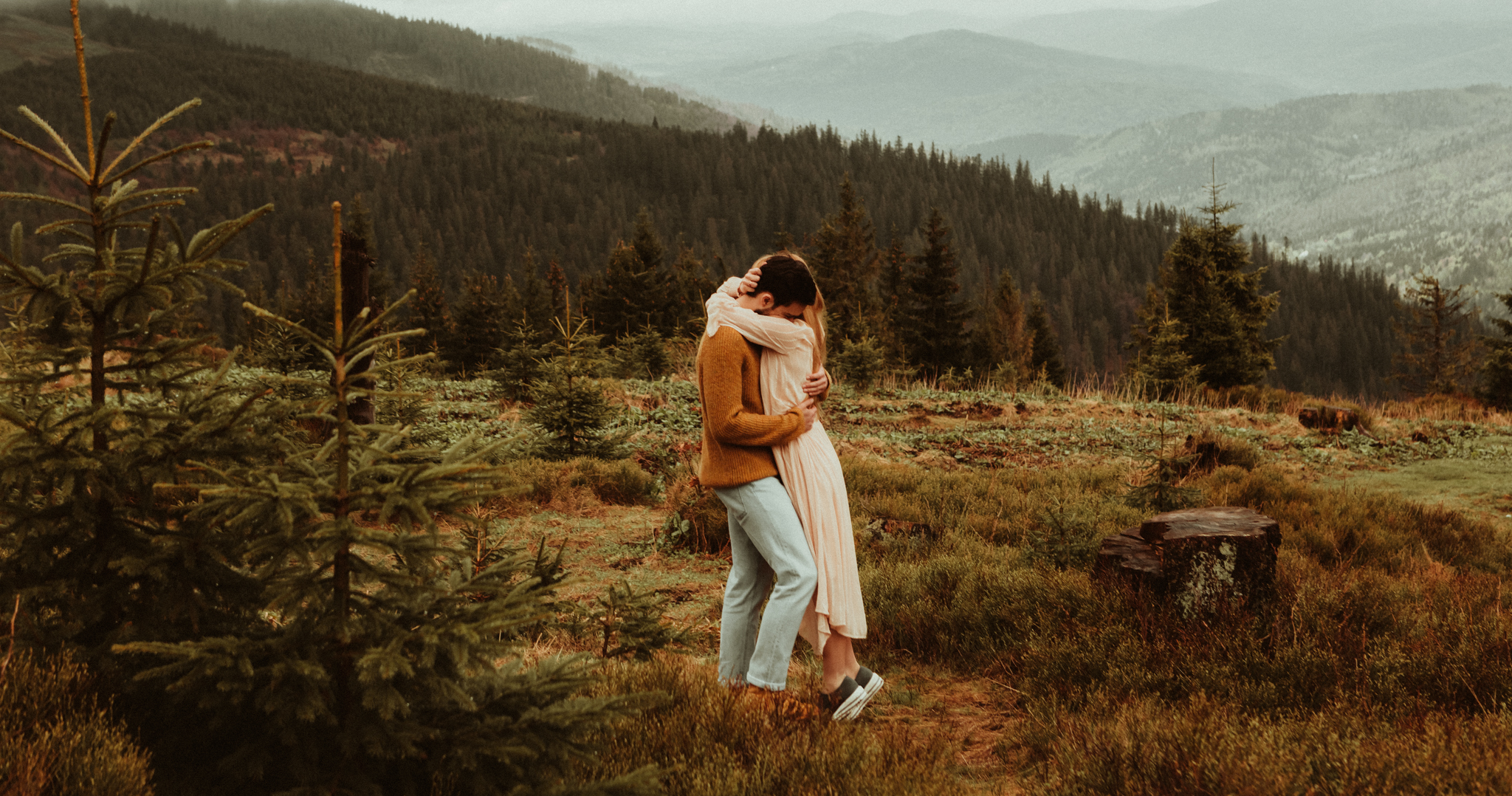 Para przytulająca się na Hali Rysianka podczas sesja narzeczenska w gorach